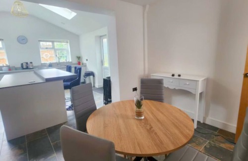 Bilston House | Modern 4BR House Near JLR Wolverhampton & Transport Links near JLR, WV1, M54/M6