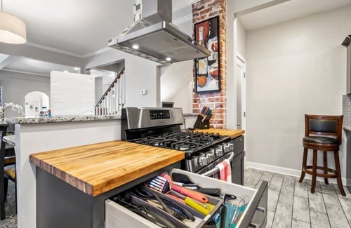Sunrise Terrace House | Modern 4BR Midtown Home |Expo Square |Pet-Friendly