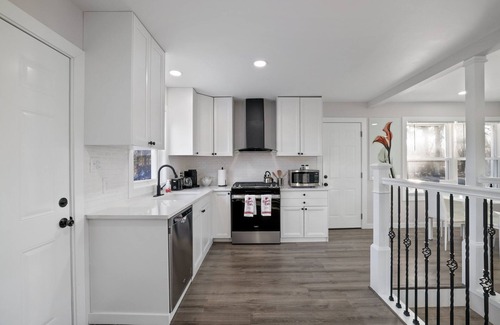 Delaware House | Modern 4BR Retreat on 3 Acres w/Hot Tub & Pond