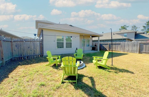 Conroe House | Modern 4br with up to 4 king beds · Game room with pool · Pets welcome!