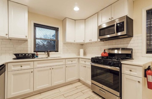 Ewing House | Modern 5⭐ Triplex - PERFECT for your GROUP TRIP!