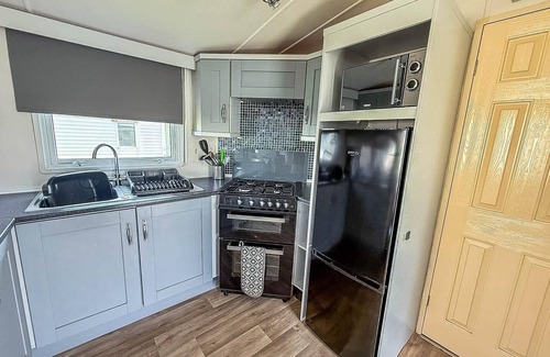 Ingoldmells House | Modern 6 berth caravan for hire at Fantasy Island in Skegness ref 58009D