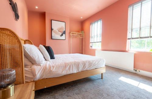 Caerleon House | Modern 6 Person Cosy Cottage in Historical Newport