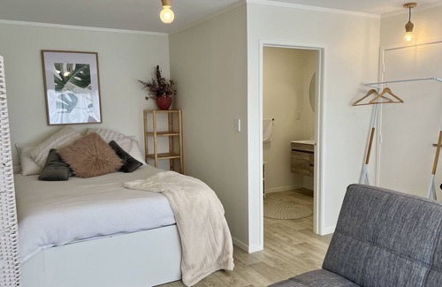 Papamoa Beach Apartment | Modern, airy & cozy oasis - Pāpāmoa Beach Studio