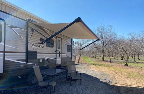 Chico House | Modern and Affordable 2019 Pop-Out 33 Foot Trailer