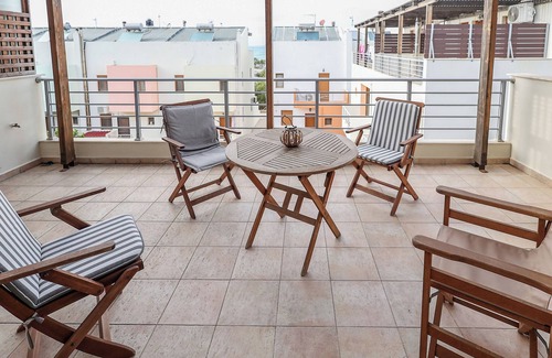 Gournai House | Modern and Ample 190m2 Home of 3BR steps to Beach