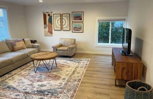 Bitter Lake House | Modern and bright 4 beds-easy commute to downtown!