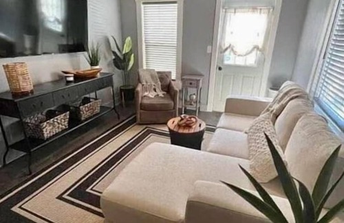 Santa Rita Cottage | Modern and chic 2 bedroom home near Glacier!