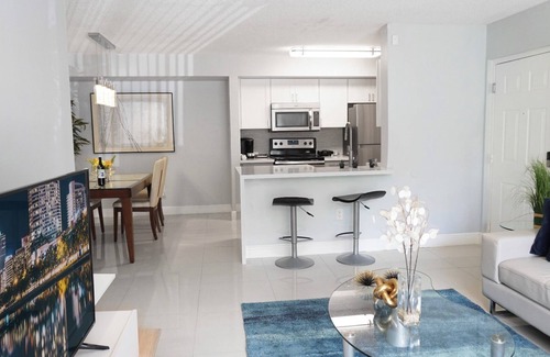 Pembroke Pines Condo | Modern and chic 1B/1B in South Florida near Beach