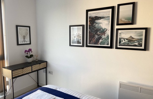 Hemel Hempstead Apartment | Modern and Comfortable 2-bed 2-bath Apartment Your Perfect Business Suite