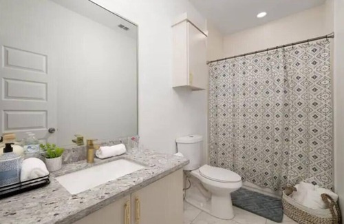 San Juan Apartment | Modern and cozy. Off Expwy 83