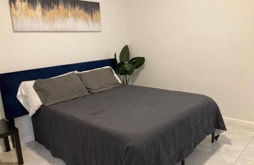 San Juan Apartment | Modern and cozy. Off Expwy 83