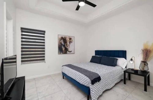 San Juan Apartment | Modern and cozy. Off Expwy 83