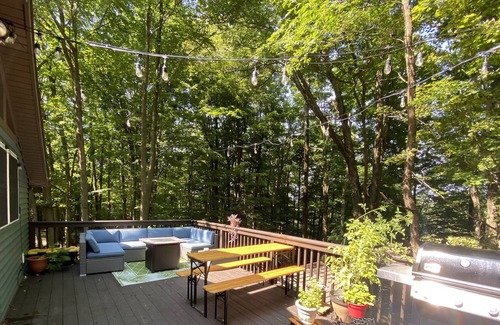 Lake Ariel Cabin | Modern and cozy- perfect for your Winter getaway!