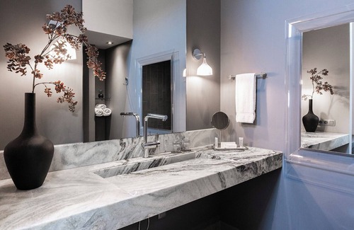 Oss House | Modern and inviting room just minutes from Oss’s top attractions, with parking, WiFi, heated floors