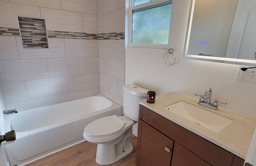 Harbor House | Modern and private 3-bedroom house near Freeway and major tourist attractions