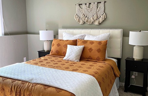 Rochester House | Modern and relaxing home, minutes to Mayo Clinic. Family friendly.