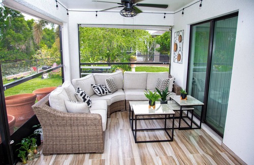 Trafalgar House | Modern and Serene Spacious Getaway with Canal View