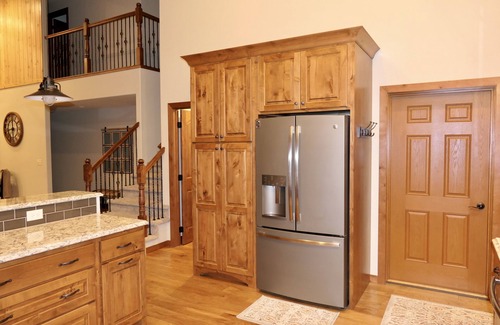 Deadwood Cabin | Modern and spacious cabin nestled along the banks of Elk Creek.