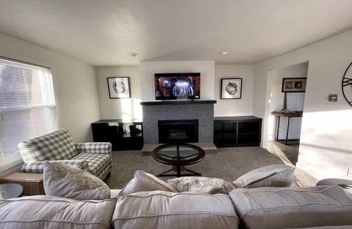 De Pere Apartment | Modern And Spacious Residence In Quiet & Central Community