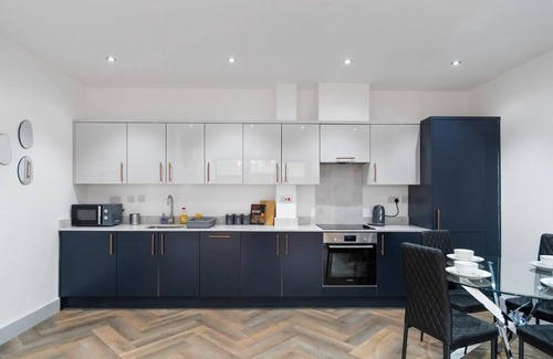 Havering Apartment | Modern Apartment in Romford near Elizabeth Line*2