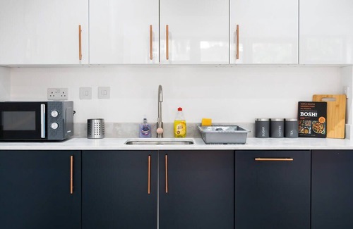 Havering Apartment | Modern Apartment in Romford near Elizabeth Line*2