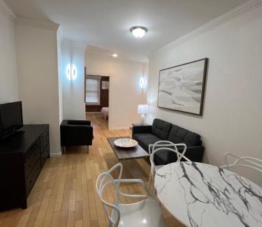 Central Park North Apartment | Modern Apartment By Central Park - 3 BR