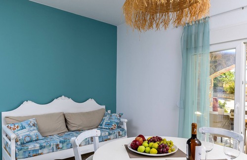 Agkisaras Apartment | Modern apartment by the sea