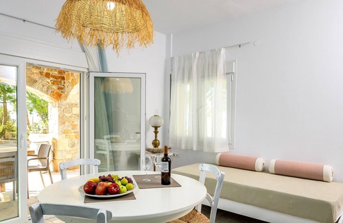Agkisaras Apartment | Modern apartment by the sea