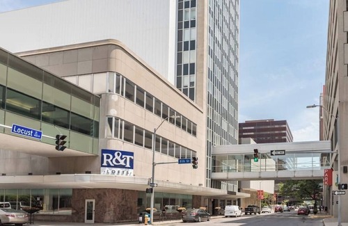 Downtown Des Moines Apartment | Modern Apartment Downtown in Skywalk with Gym