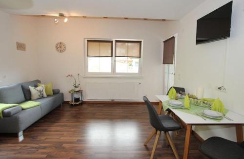 Landeck Apartment | Modern Apartment in Hochgallmigg with Balcony