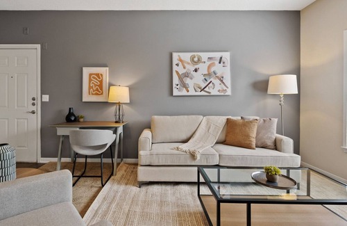 Brentwood Apartment | Modern Apartment in Prime Location (ID8439X05)
