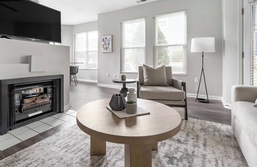 Charlotte Apartment | Modern Apartment in Prime Location (ID1380X259)