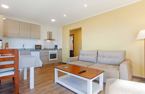 Collia Villa | Modern Apartment in Parres with Garden