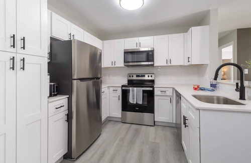 Waukesha Apartment | Modern Apartment in Prime Location (ID9428X15)
