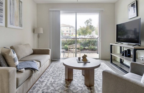 Crabtree Apartment | Modern Apartment in Prime Location (ID1215X371)