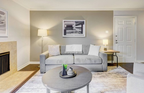 Vickery Meadow Apartment | Modern Apartment in Prime Location (ID6721X00)