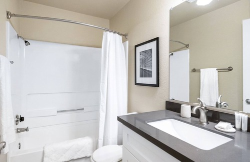 Los Serranos Apartment | Modern Apartment in Prime Location (ID8322X41)