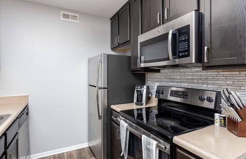 Lewis Center Apartment | Modern Apartment in Prime Location (ID8607X44)