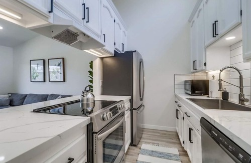 Pacific Beach House | Modern Apartment Near It All !