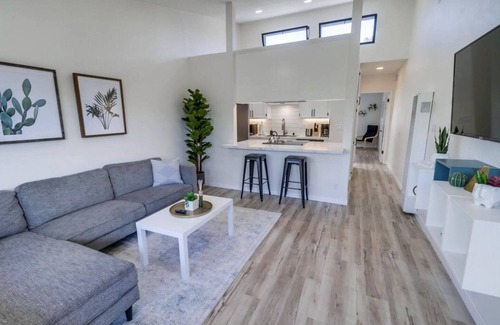Pacific Beach House | Modern Apartment Near It All !