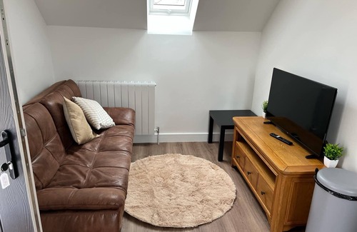 Brympton Apartment | Modern Apartment. Peaceful & Secure, Private Parking, Beautiful Surroundings