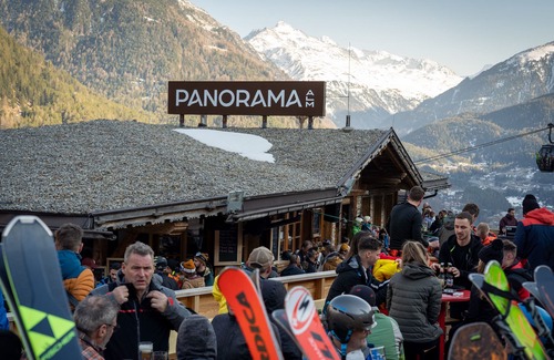 Soelden Apartment | Modern apartment right on the ski slope with sauna & restaurant - après ski