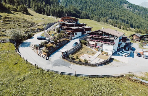 Soelden Apartment | Modern apartment right on the ski slope with sauna & restaurant - après ski