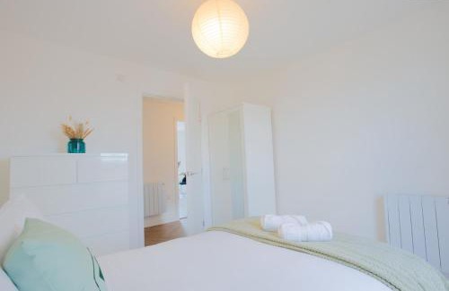 Coventry Apartment | Modern Apartment with Balcony near City Centre