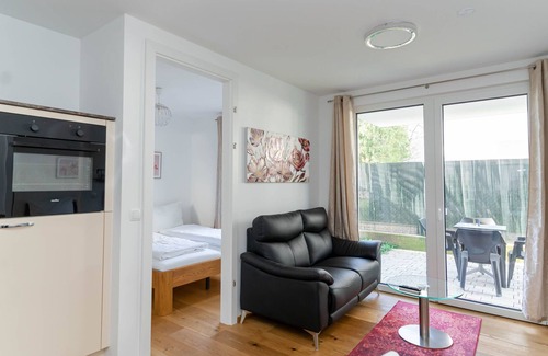 Grinzing Apartment | Modern apartment with tiny garden near city center