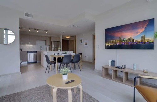 Crystal City Apartment | Modern apt/Explore DC with ease