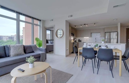 Crystal City Apartment | Modern apt/Explore DC with ease