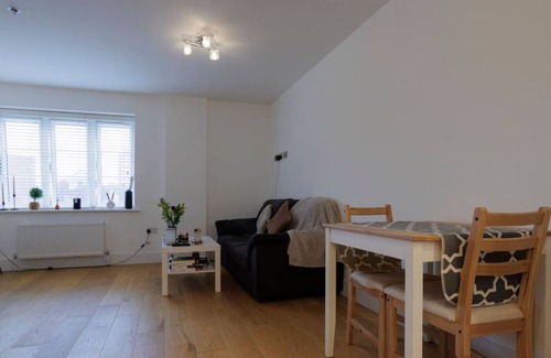 Grove Apartment | Modern Apt next to Station near Hampton Court
