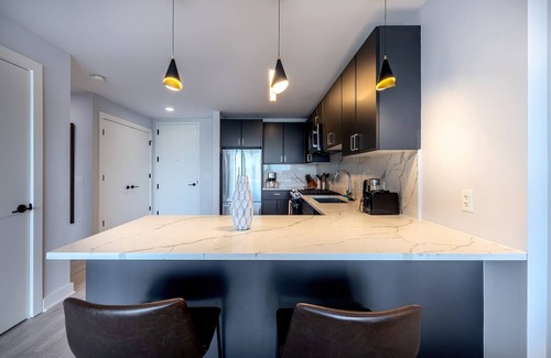 New Rochelle Apartment | Modern Apt with Golf Simulator and Gym